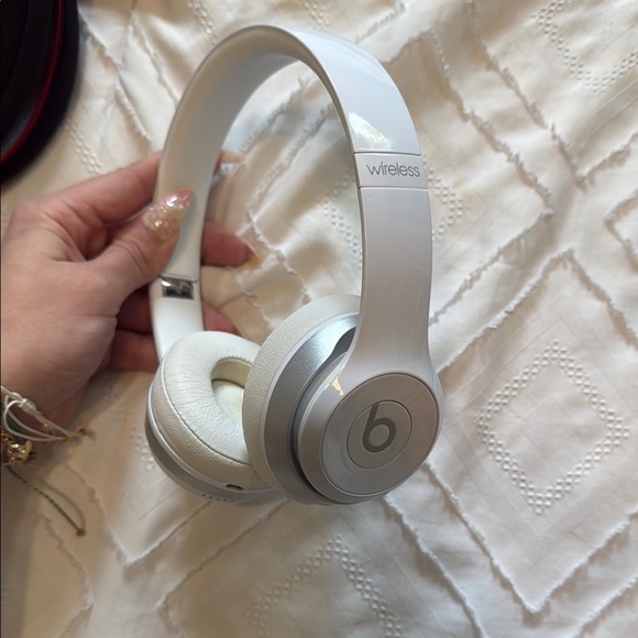 Beats White Wireless Headphones with Case - Picture 2 of 2
